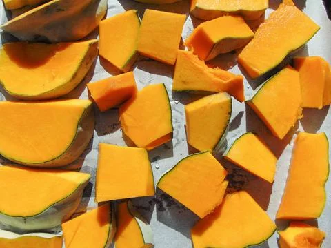 Pumpkin slices ready to be put in the oven Stock-Fotos