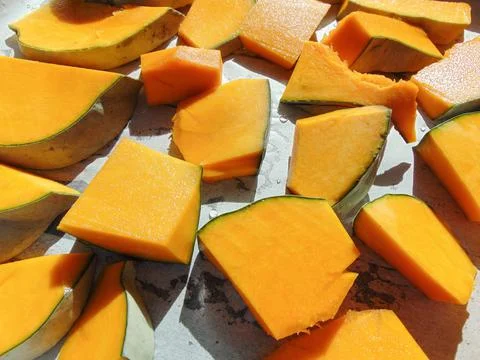 Pumpkin slices ready to be put in the oven Fotos Stock