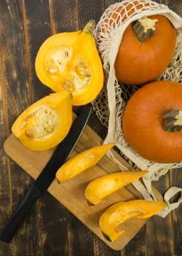 Pumpkin at the wooden table in the string bag shopper. Foto stock