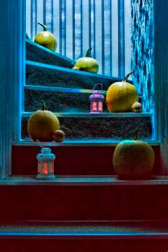 Pumpkins and lanterns on the steps in the house Foto stock