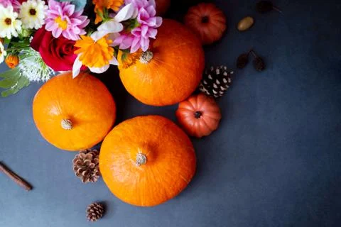 Pumpkins. Autumn creative flatlay, dark background with candles, autumn flowe Foto stock