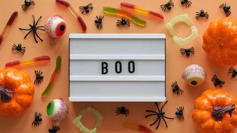 Pumpkins, cauldrons, pots, worms, jaws, spiders, eye-shaped candies Foto stock