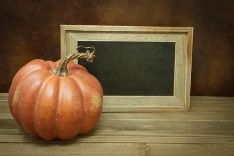 Pumpkins with Empty Chalk Board Foto stock