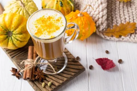 Pumpkins spice latte with pumpkins Copy space. Pumpkin latte - cozy drink Fotos de archivo