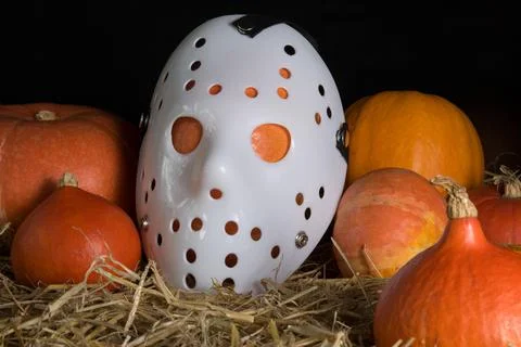 Pumpkins in straw with a Janson mask Foto stock