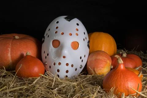 Pumpkins in straw with a Janson mask Foto stock