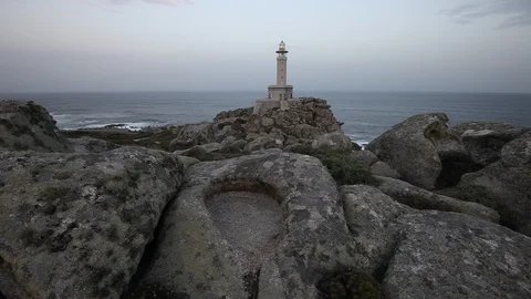 Punta Nariga Lighthouse in Spain at twilight 스톡 동영상 87656591