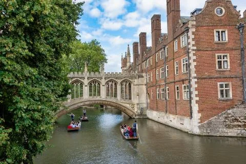 Punting below the Bridge of Sighs Stock Photos