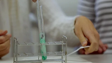 Pupils Carrying Out Experiment In Science Class 库存影片 85705448