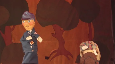 Puppet Kasperle - The Policeman and The Robber Video stock 72870615