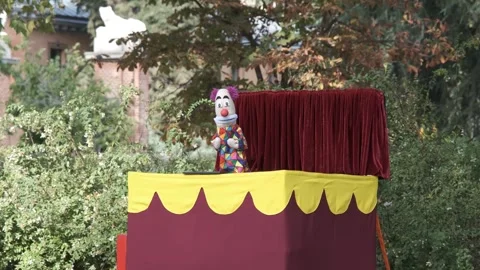 Puppet performance with clown character in outdoor puppet theater Vidéo 331293752