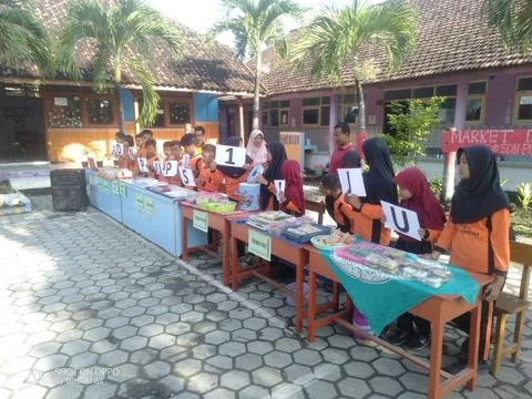 Pupus 1 elementary school students are in the yard carrying out buying and selli Stock Photos