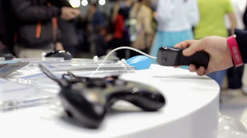 Purchase of a computer mouse in the store 스톡 동영상 94359304