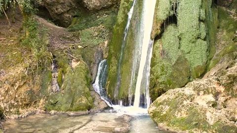 Pure Fresh Water Source of Mountain in the Forest 16	 Vidéo 84852132