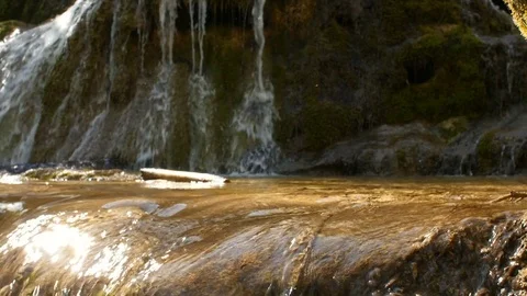 Pure Fresh Water Source of Mountain in the Forest 4	 Vidéo 84852777