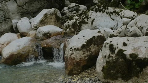 Pure mountain splash water flows over rocks Video stock 147275480