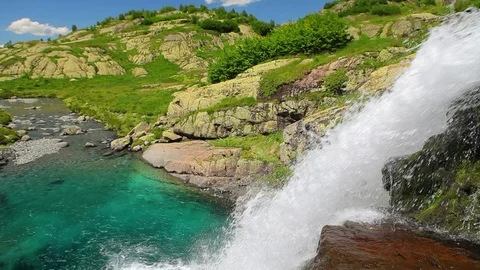 Pure mountains waterfall close up 库存影片 89517608