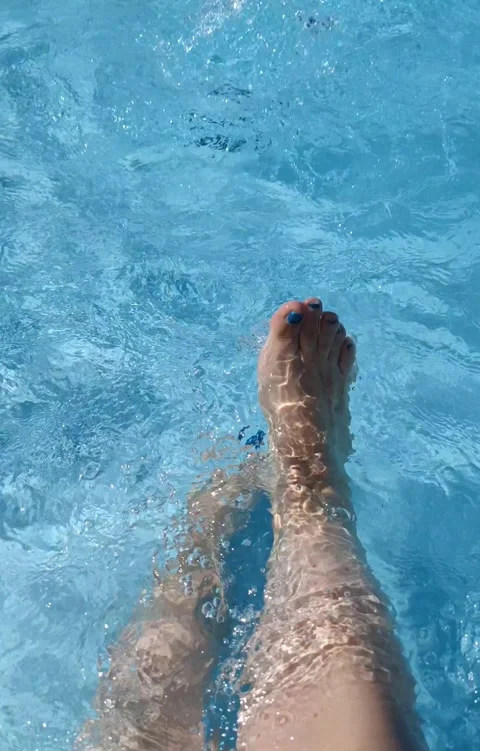 Pure refreshment feet in the pool Video stock 338398818