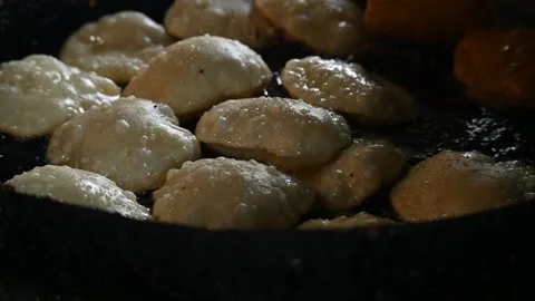 Puri or poori frying big iron pan. Vídeos de archivo 313552425