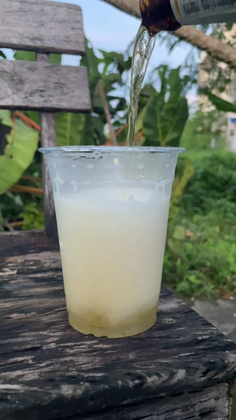 Puring beer in glass. Stock Footage 283353521