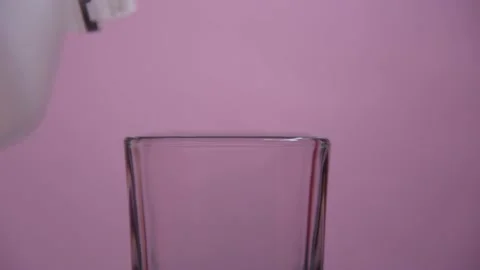 Puring milk on glass. Video stock 131026351
