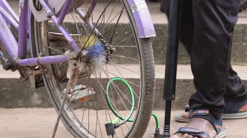 Purple Bicycle Wheel 库存影片 344818538