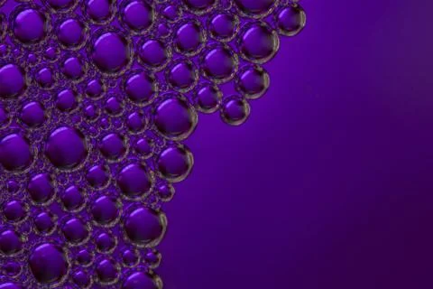 Purple bubbles float on a purple background, creating a mesmerizing abstract  Foto stock