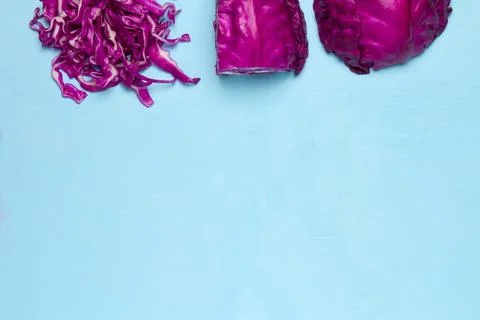 Purple Cabbage half and slice. space. on wood clor blue sky background Foto stock