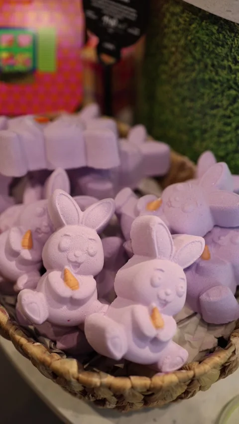 Purple easter bunny bath bombs in basket 스톡 동영상 332163728