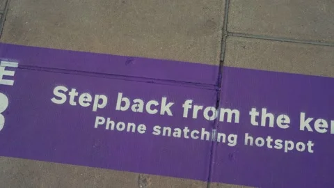 Purple line installed outside Currys on Oxford Street to help prevent phone sna Vidéo 314379864