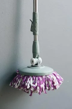 Purple Microfiber Spin Mop for Efficient Floor Cleaning and Housework Stock-Fotos