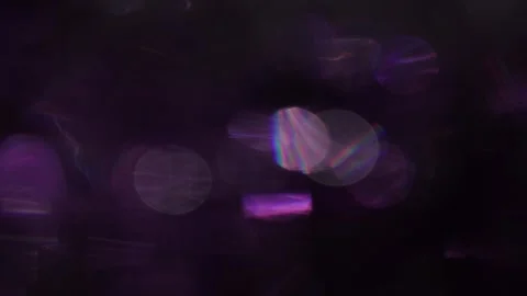 Purple prism light leak in the dark 库存影片 318945684