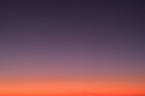 Purple sky at sunset with gradient transition to orange horizon. Atmospheric  Foto stock