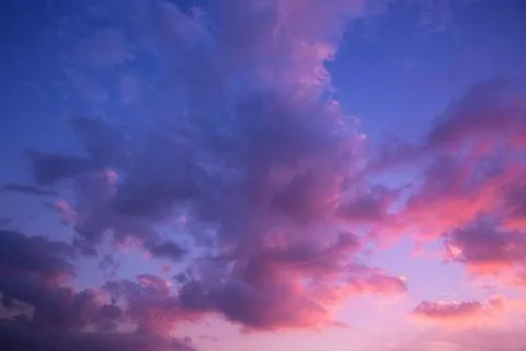 Purple Sunset Afterglow Sky with Dramatic Cloud Formations Foto stock