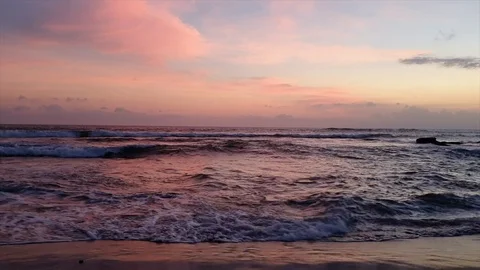 Purple sunset with waves crashing down 動画素材 121374774