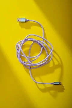 Purple USB to USB Type C cable for fast data transfer. 스톡 사진