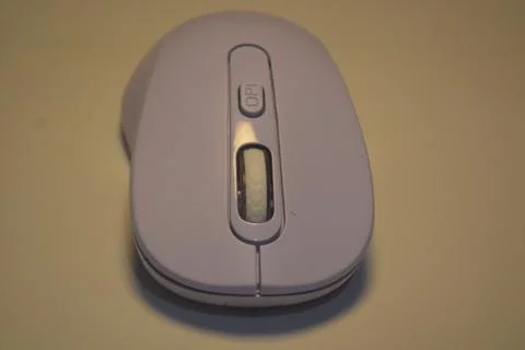A purple wireless computer mouse isolated on pink background Stock Photos