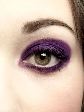 Purple_eyeshadow_close-up Stock Photos