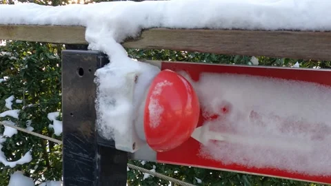 Pusching a red button to open the door. 動画素材 148239352