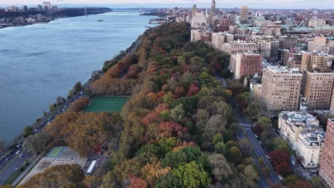 Push in aerial over Riverside Park along the Hudson River in Autumn Vídeo Stock 344589902