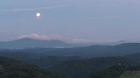 Push in aerial towards the moon in the blue ridge mountains Stockbeeldmateriaal 345110908