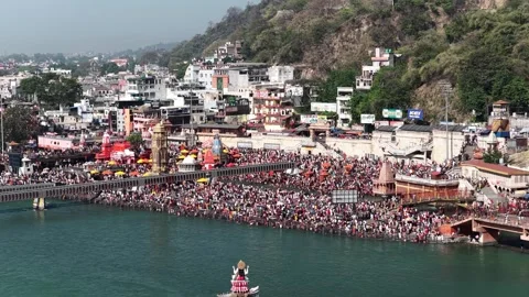 Push in aerial view of har ki pauri, haridwar with crowd of devotees. 库存影片 333475146