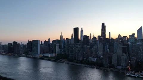 Push in Along East River Toward Midtown Manhattan at Dusk 库存影片 344753386