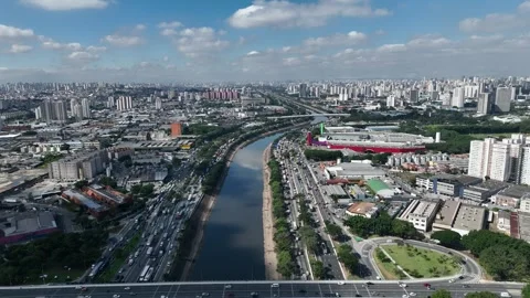 Push in Along the Tiete River Between Congested Expressways Stockbeeldmateriaal 344752792