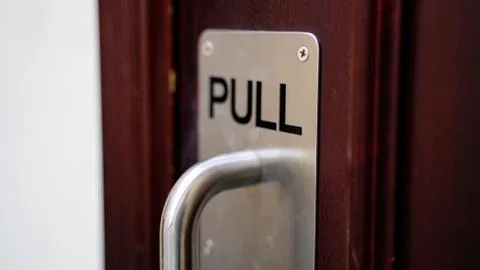 Push and pull sign on a door at a apartment. 스톡 사진