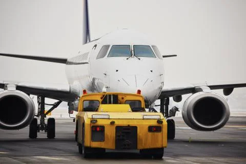 Push back of the airplane before take off Foto stock