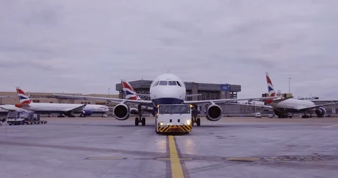 Push back vehicle bringing in plane Stock Footage 114052948