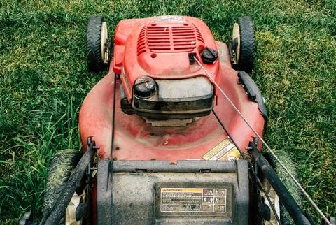 Push behind red lawnmower. Foto stock