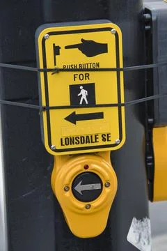 Push button to turn on the pedestrian traffic light.    North Vancouver Canada Fotos de archivo