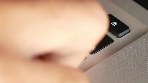 Push delete button on the keyboard modern laptop. Vidéo 291858191